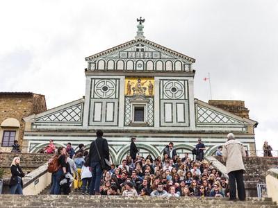 学生们在北意大利大教堂前
