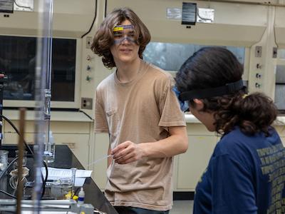 两个学生在化学实验室拿着试管
